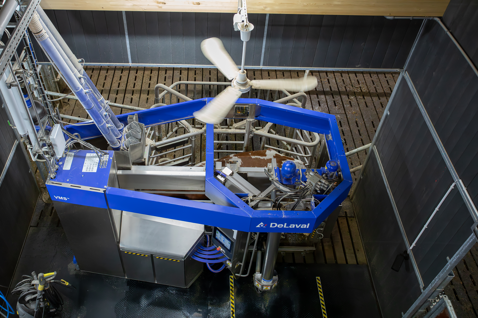 Bild3_DeLaval_VMS_Melkroboter_Vogelperspektive_Besucherzentrum_Hamra