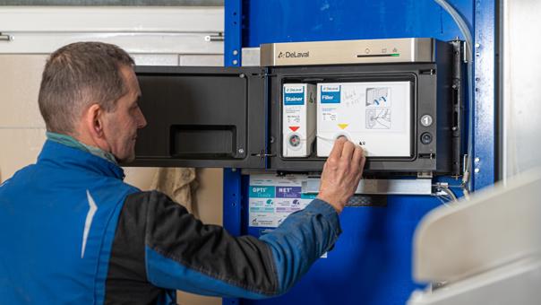Farmer checking his DeLaval VMS with Milk Cell Analysis