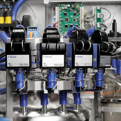 DeLaval VMS™ smart take‑off system removing milking cups based on milk flow data.