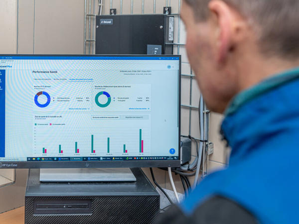 Milk Cell Analysis data displayed on a screen for real-time milk quality monitoring