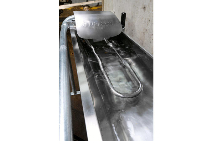 DeLaval tip tank ST150-250, floor mounted