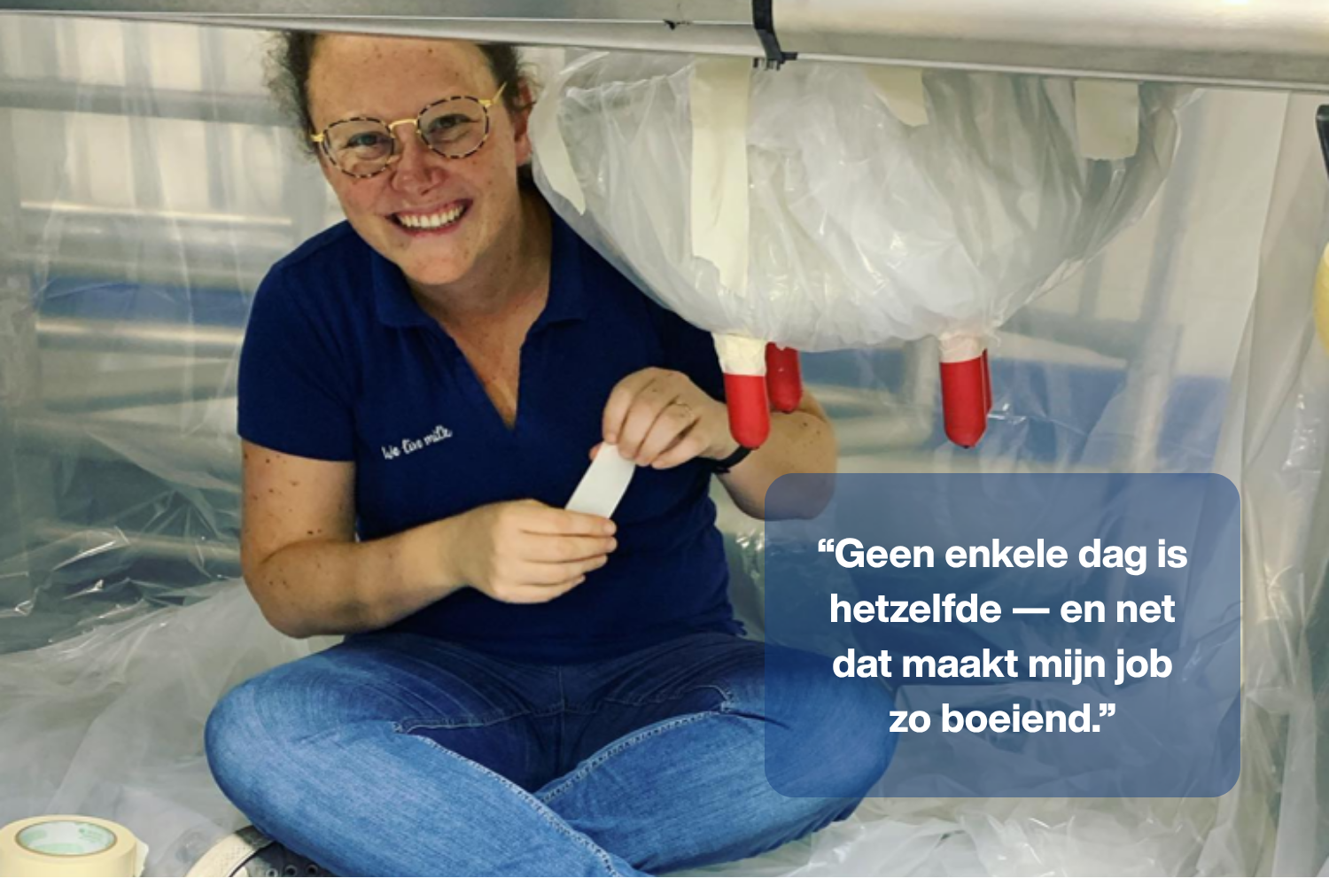Julie Geldhof in VMS melkrobot om uier af te plakken met quote