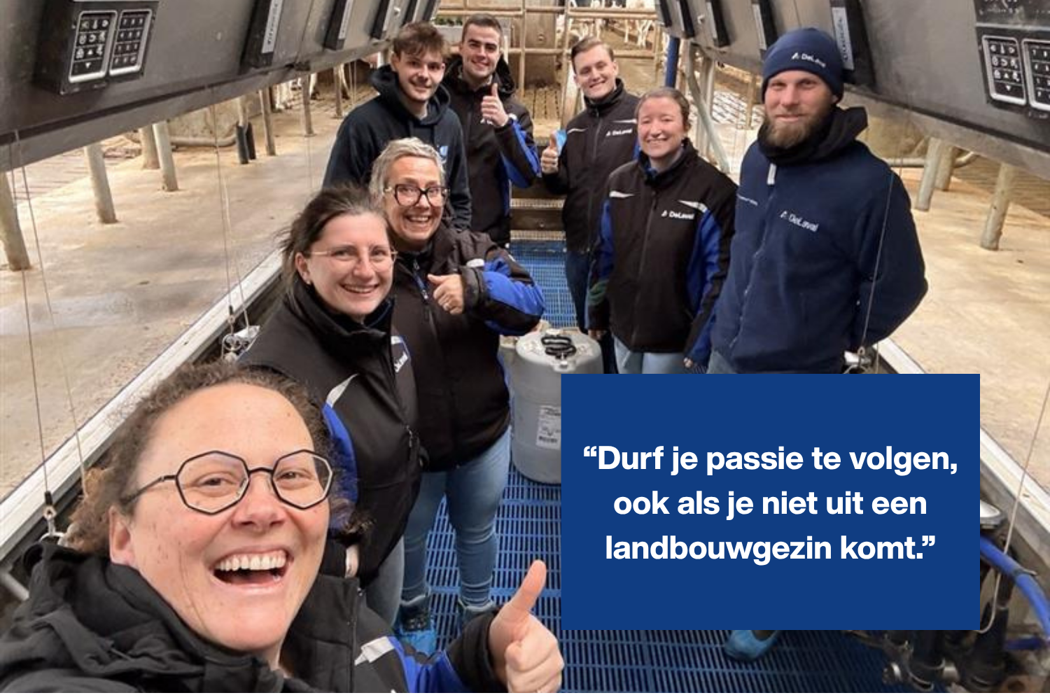 Julie Geldhof met DeLaval collega's in een melkstal met een quote