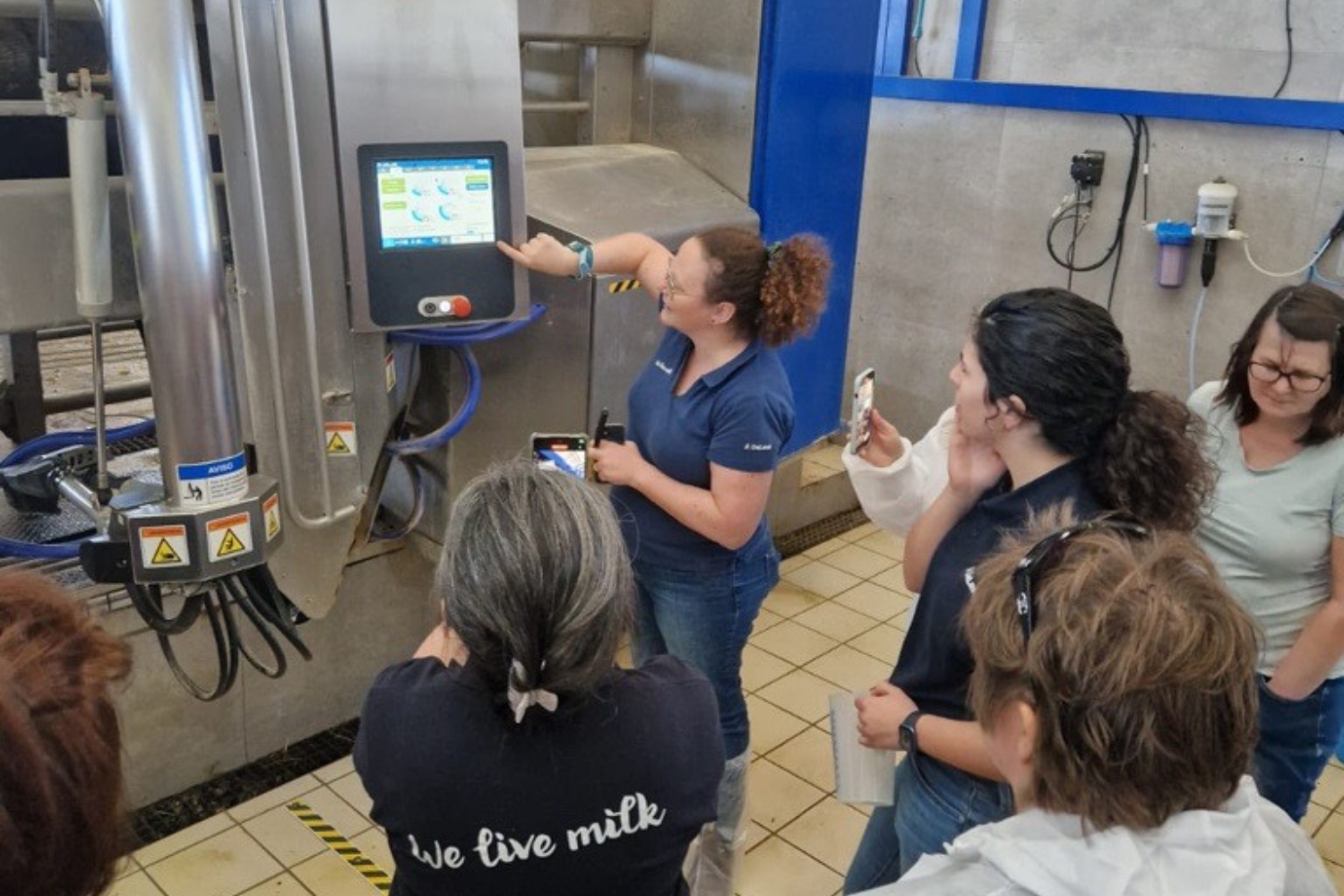 Julie Geldhof - uitleg bij DeLaval VMS Melkrobot aan boerinnen