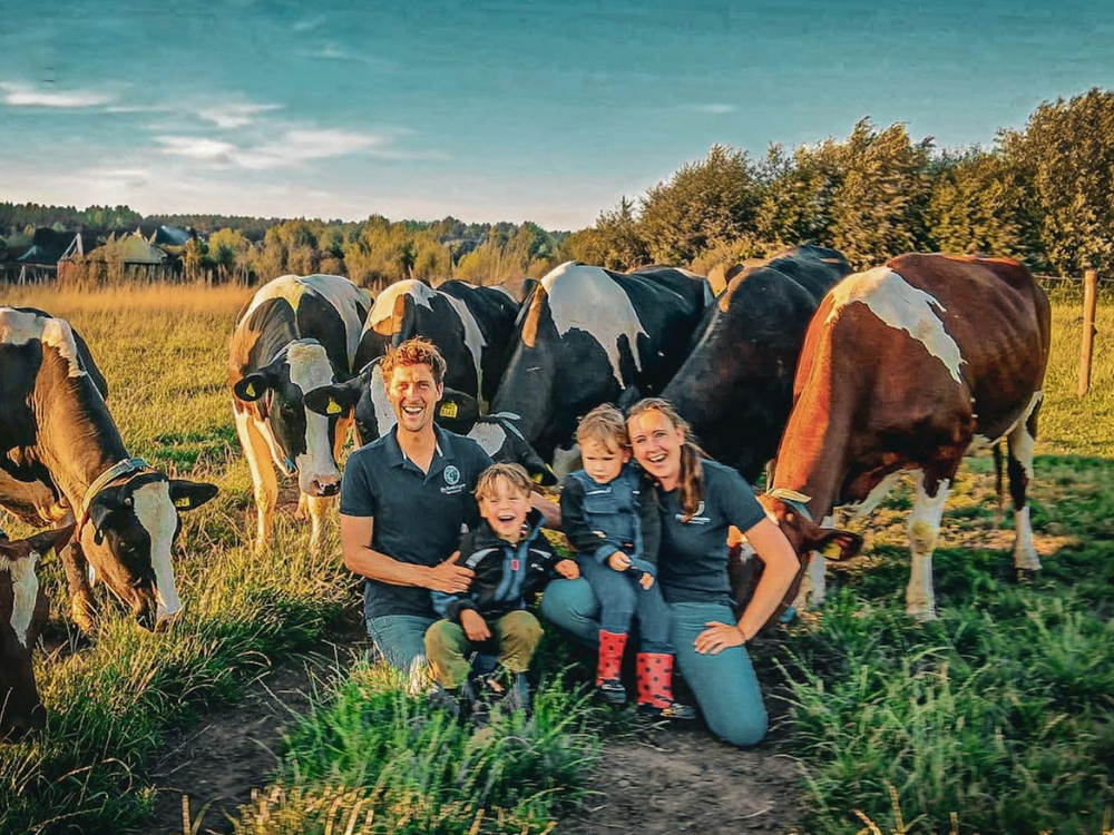 Boerin Kim vd Elsen, haar man en kinderen van Boerderij de Zandslagen
