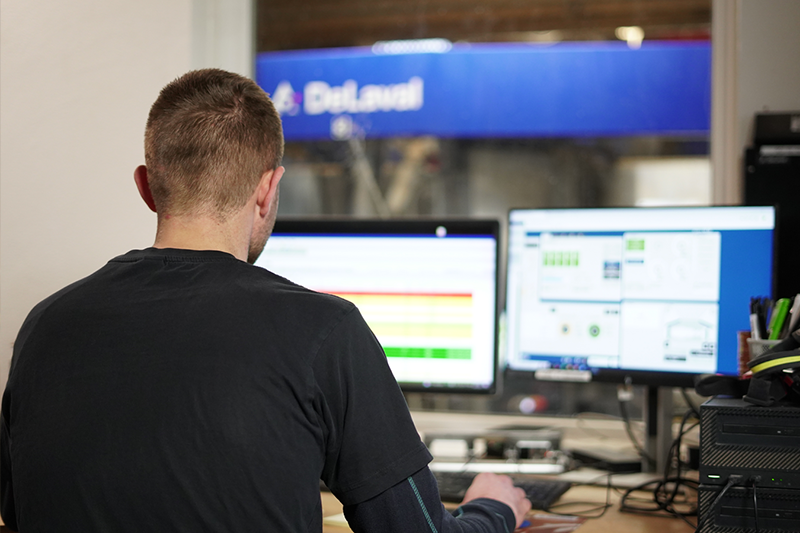 Jeppe Ulvsbjerg achter computer DeLaval Flow-Responsive Milking