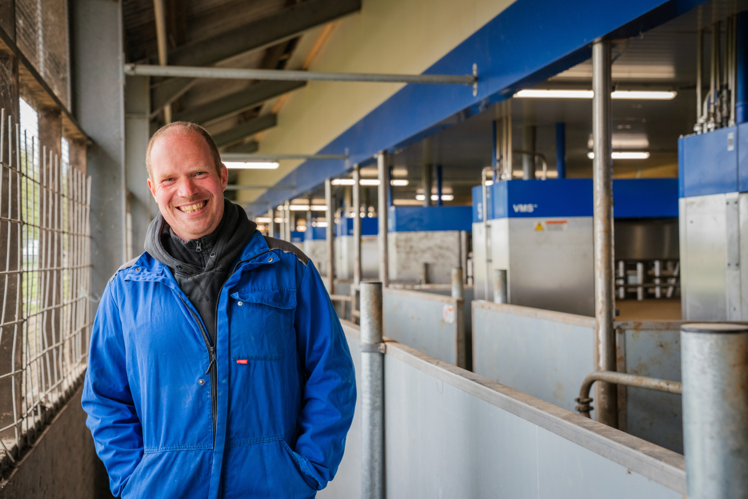 Medewerker Offerberg Gert Rozenboom bij het DeLaval VMS Batch Milking systeem