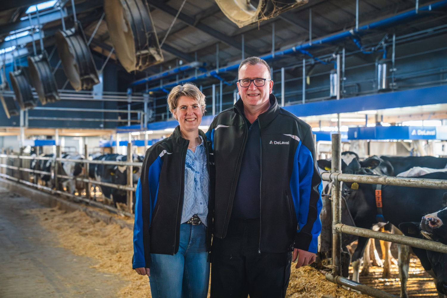 Jan en Titia Offenberg voor het DeLaval VMS Batch Milking systeem