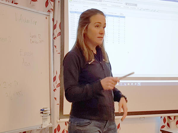 DeLaval rådgivare Emilie Wickström står och pratar framför deltagare.
