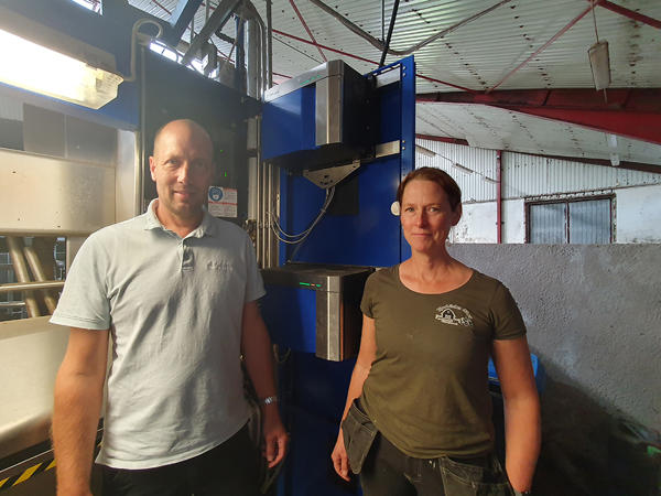 Säljare Henrik Fogelström står framför VMSen och visar verktygen MCA och HN100