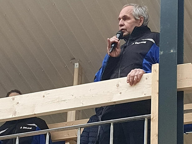 Göran Eng presenterar projektet från läktaren ovanför mjölkrobotarna.